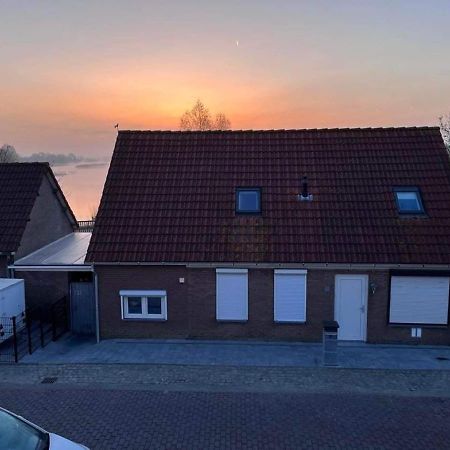 Comfortabele Woning Met Omheinde Tuin Aan Water Voor 12 P Oostburg Bagian luar foto