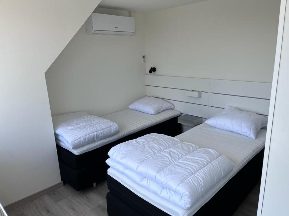 Comfortabele Woning Met Omheinde Tuin Aan Water Voor 12 P Oostburg Bagian luar foto