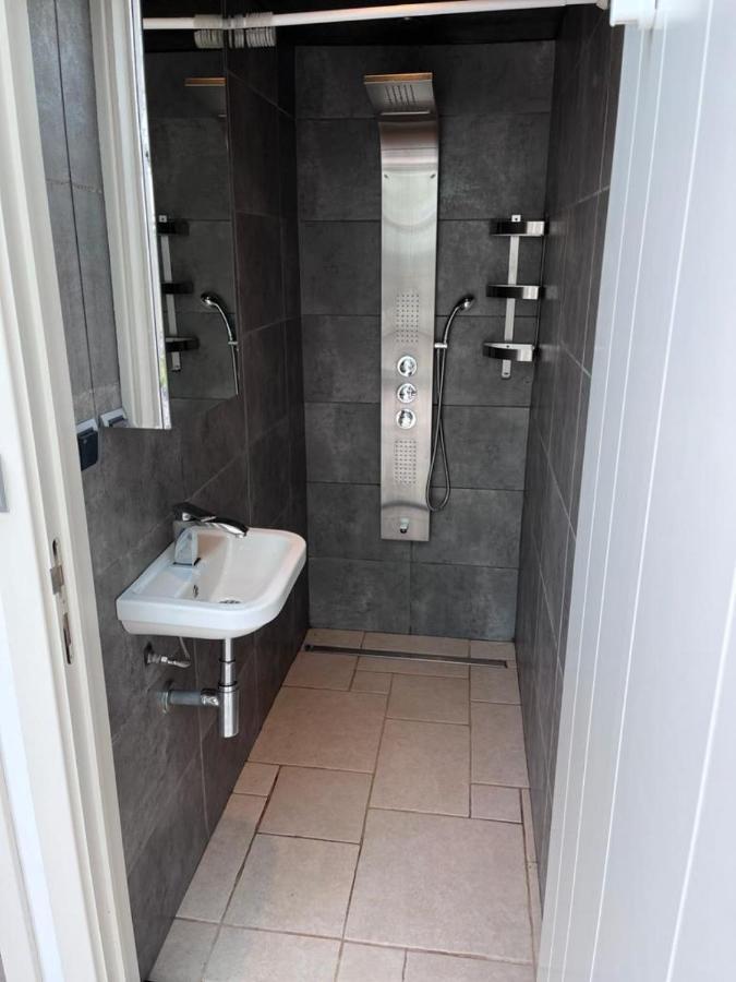Comfortabele Woning Met Omheinde Tuin Aan Water Voor 12 P Oostburg Bagian luar foto