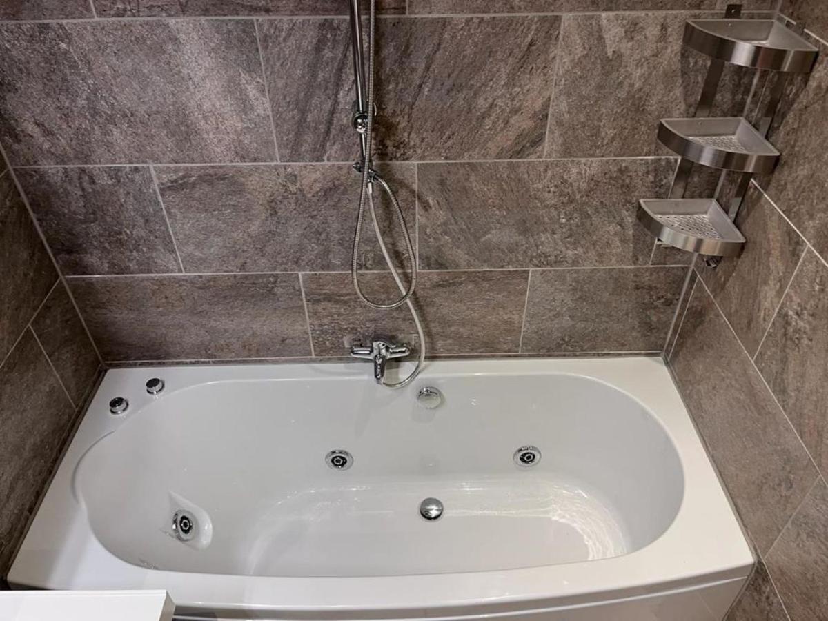 Comfortabele Woning Met Omheinde Tuin Aan Water Voor 12 P Oostburg Bagian luar foto