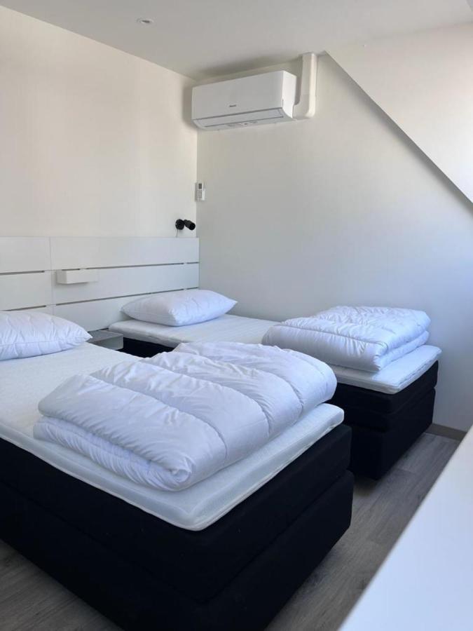 Comfortabele Woning Met Omheinde Tuin Aan Water Voor 12 P Oostburg Bagian luar foto