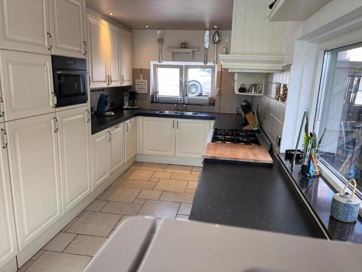 Comfortabele Woning Met Omheinde Tuin Aan Water Voor 12 P Oostburg Bagian luar foto
