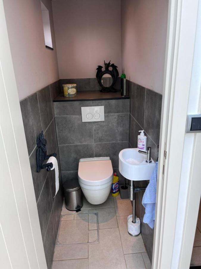 Comfortabele Woning Met Omheinde Tuin Aan Water Voor 12 P Oostburg Bagian luar foto